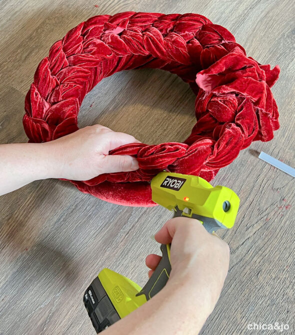 How to make a braided velvet wreath