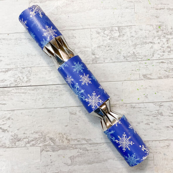 how to make christmas crackers easy - tube is rolled up