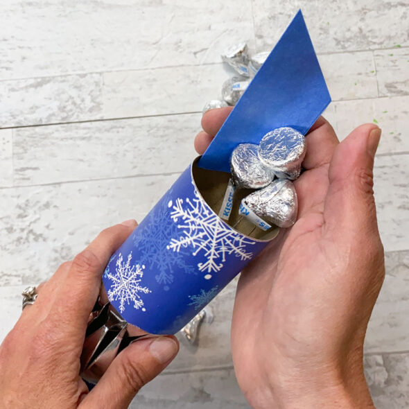 how to make christmas crackers easy - fill with candy