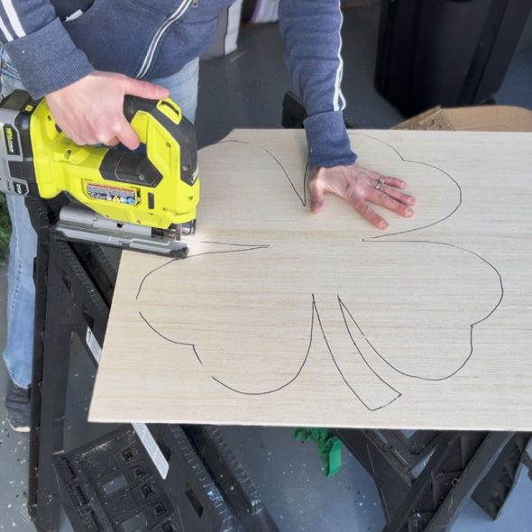 four-leaf clover wreath for st. patrick's day - cut out pattern